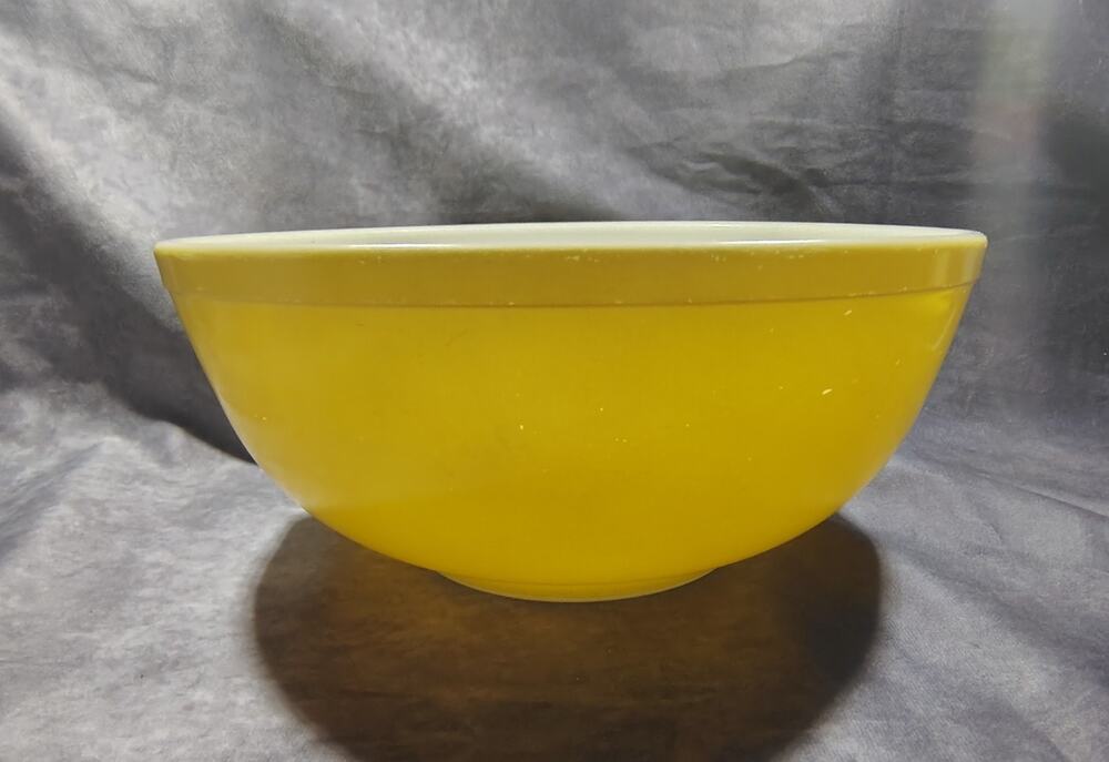Vintage Pyrex Mixing Bowl 404, 4 Qt, Yellow, Glass, U.S.A